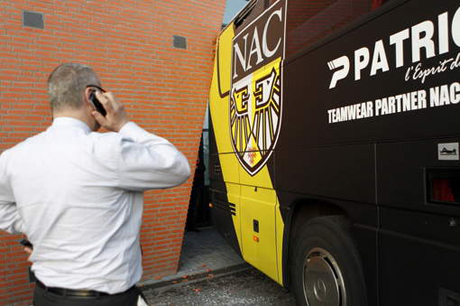 Автобусът на НАК Бреда се блъсна в стадиона на Твенте