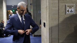 Докато сглобката се опитва да извърши поредното национално предателство и