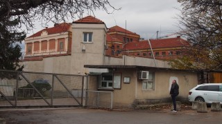 Игли, телефони и съмнителни хапчета: Задържаха петима надзиратели в ареста във Варна