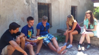 Младите у нас слабо ги интересуват международната политика и икономика