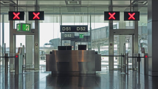 Как двама рапъри затвориха терминал на летище в Париж