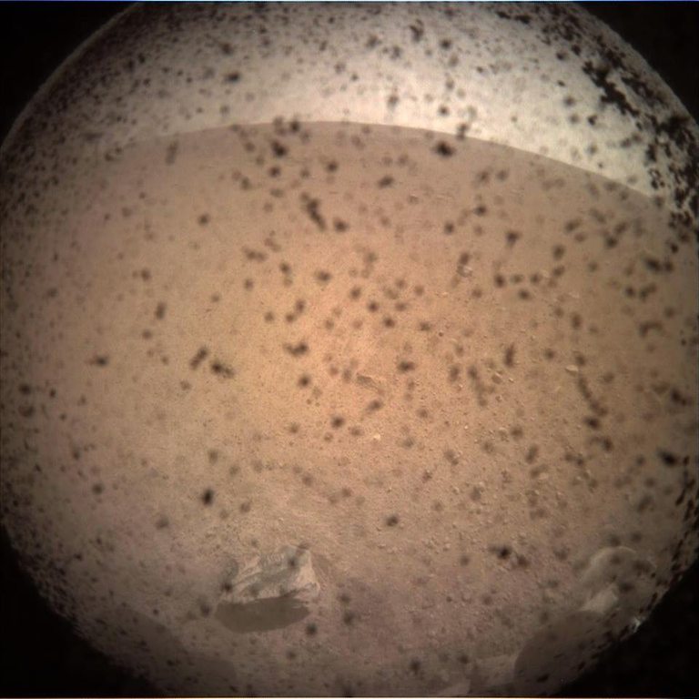 Първата снимка на InSight от Марс