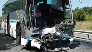 Катастрофа между два автобуса затвори пътя Бургас - Созопол