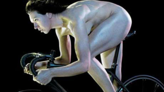 Учени към жените: Тренирайте голи, полезно е
