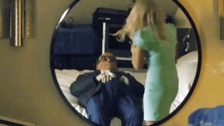 Руди Джулиани хванат да си бърка в гащите пред българска актриса в новия "Борат"