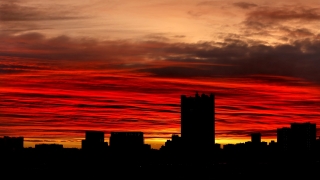 Повече от 100 000 души са евакуирани от десетки локации