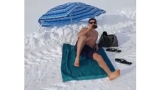 Мъж плажува при - 16 градуса в Банкя  