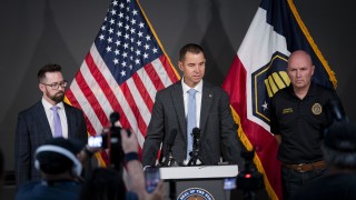 Издирването на стрелеца прострелял консервативния активист Чарли Кърк продължава като