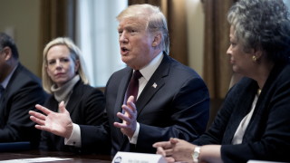 Президентът на САЩ Доналд Тръмп се огъна пред председателя на