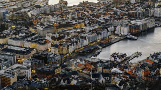 Седнал във вилата си край езерото Люцерн бившият дърводелец и