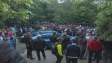 Трима полицаи са ранени при сблъсъците с протестиращи в Раднево