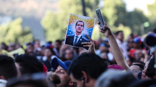 Великобритания подкрепя лидера на опозицията във Венецуела Хуан Гуайдо като