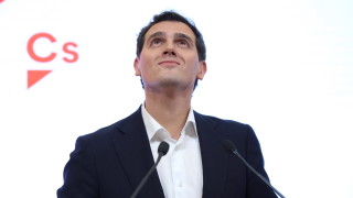 Алберт Ривера лидерът на испанската партия Сиудаданос Граждани подаде оставка