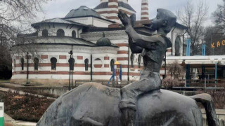 Бездомен мъж откърти елемент от скулптурната композиция Щастливеца в Плевен