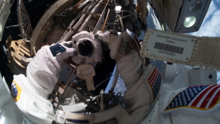 Двама астронавти напуснаха Международната космическа станция за да приключат работата