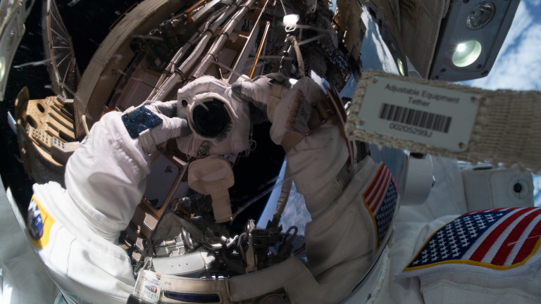 Двама астронавти напуснаха Международната космическа станция, за да приключат работата