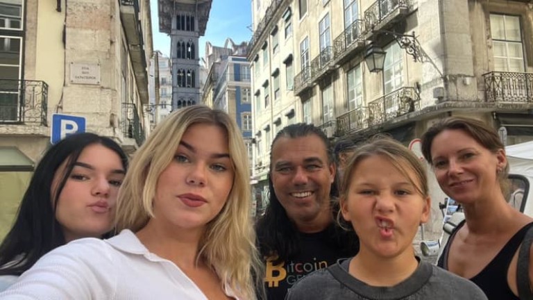 След пет години пътешествия из цял свят, Bitcoin семейството си