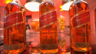 Уискито Johnnie Walker ще се продава в хартиени бутилки от 2021-а