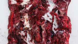 Британски художник се представя с късове месо