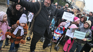 С нас шега не бива, скандират майки на протест в София
