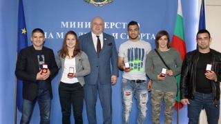 Министър Кралев награди медалистите от европейското първенство по борба