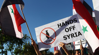 Българи и сирийци с антивоенен протест пред US посолството в София