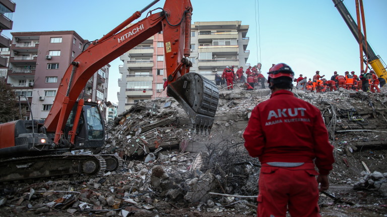 Най-малко 51 души са загинали при мощното земетресение в провинция