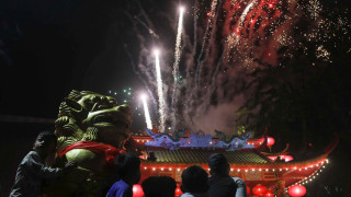Китай посрещна лунната Нова година с големи семейни събирания и