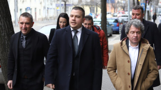 Никой няма време да чака Кирил Петков а и те