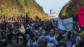 Меркел отхвърли призив на германци за отчуждаване на апартаменти