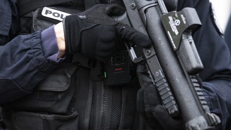 На "Шанз-Елизе" арестуваха джихадист, готвил атентати в Париж и България