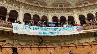 Активисти за климата спират работата на парламента в Швейцария