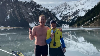 Мъжът, който счупи 2 световни рекорда за плуване в замръзнало езеро