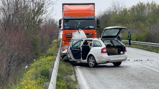 Катастрофа между лек и товарен автомобил взе жертва на пътя