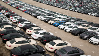 След 16 месеца растеж пазарът на автомобили в ЕС отчита