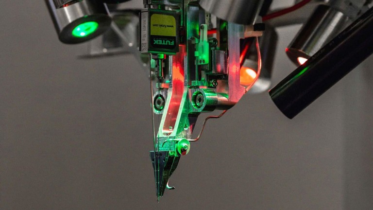 Роботът на Neuralink