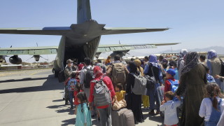 Над 122 000 души са евакуирани от Афганистан 