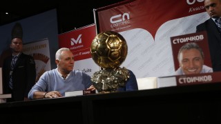 Легендарният български футболист Христо Стоичков раздаде автографи на десетки фенове