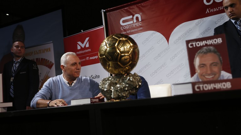 Стоичков връчва "Златната топка" в Холивуд