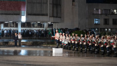 Под проливен дъжд България сведе глава пред подвига на Христо Ботев