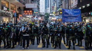 Полицията в Хонконг е подложена на остра критика заради грубия