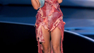 Какво се случва с роклята от месо на Лейди Гага?