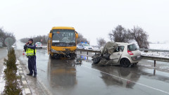 Катастрофа с училищен автобус край Смядово взе жертва