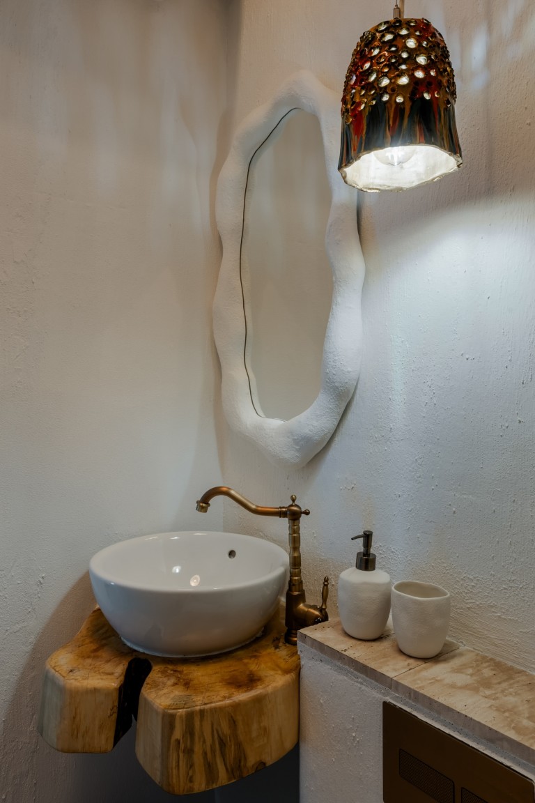 Оригиналните решения продължават и в банята