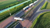 Камион разля 12 тона горещ течен шоколад на магистрала в Полша