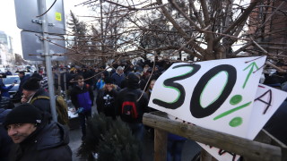 Увеличават заплатите на служителите в градския транспорт в София Първото