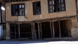 Рушаща се сграда застрашава живота на жители и гости на