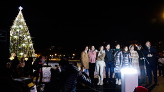 Светлините на коледната елха в София бяха запалени тази вечер