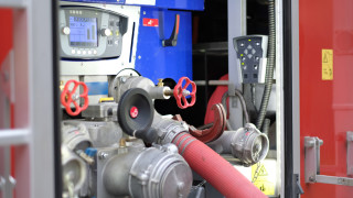 Пожарникарите работят на терен втори ден за да потушат напълно