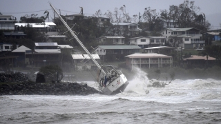 Силата на циклона Деби отслабна в Австралия, щетите са големи 